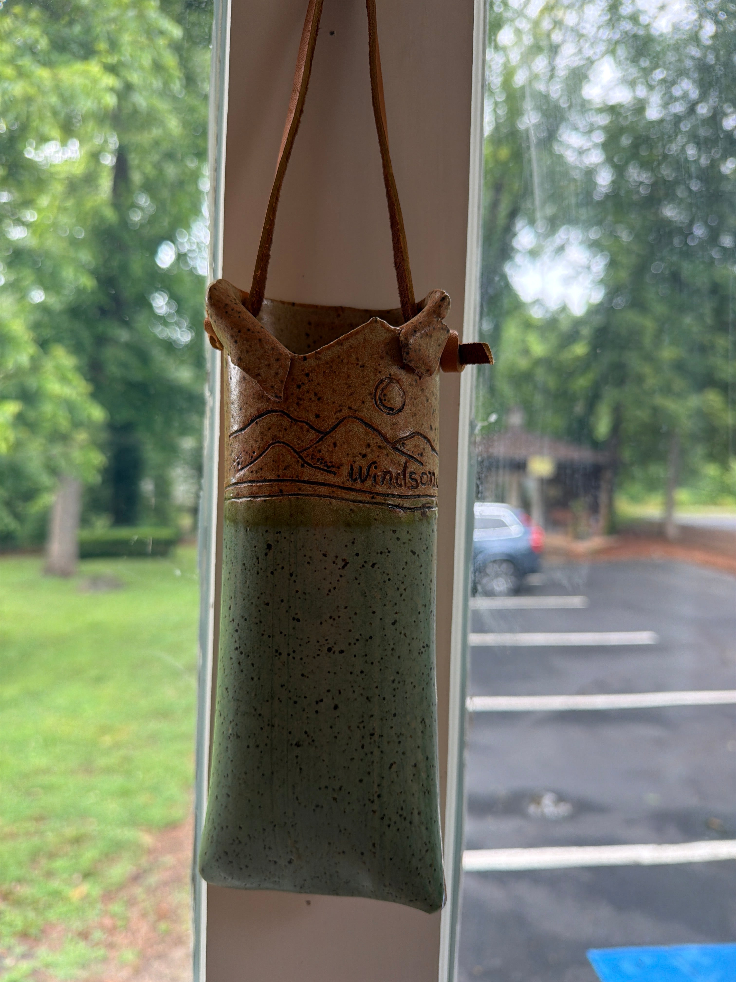 Ceramic hanging wall pocket