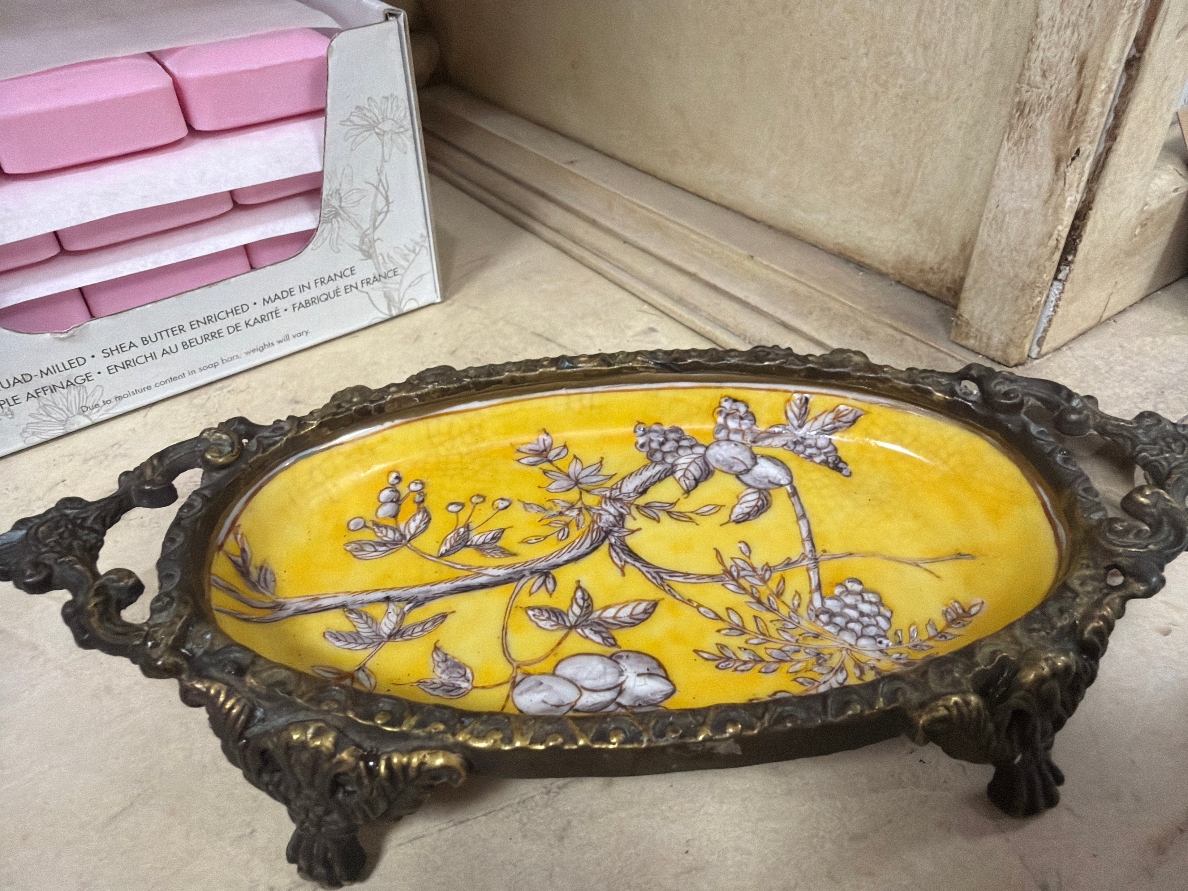 Hua Rong Tang Zhi Yellow footed dish